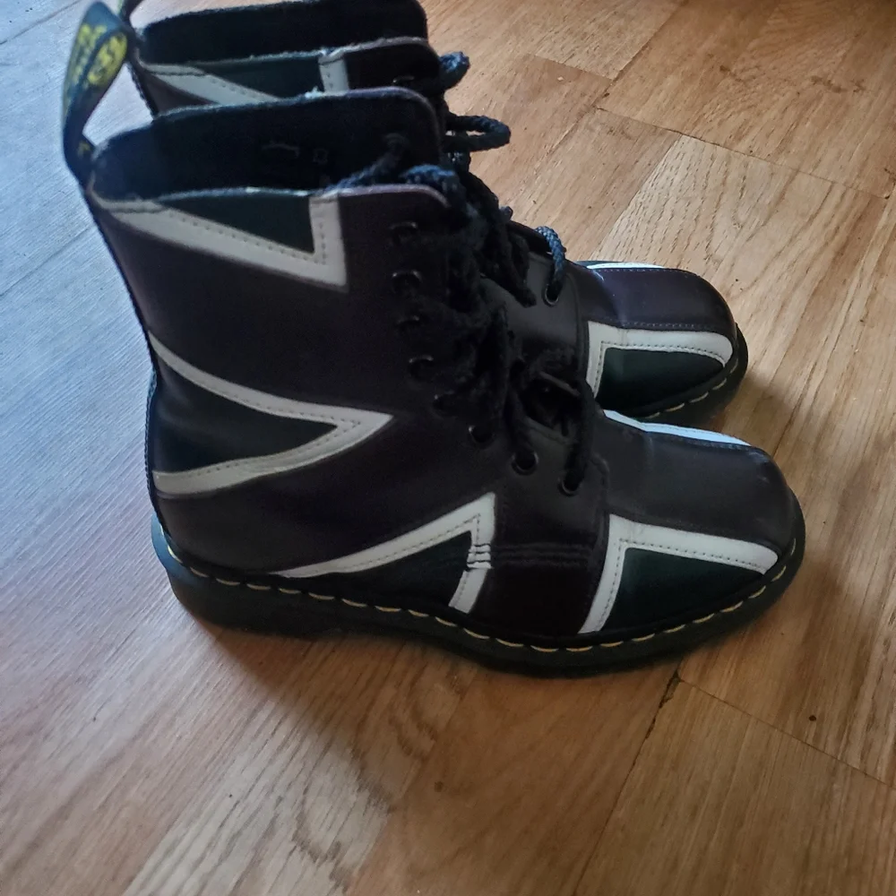 Unisex 1460 Pascal British Flag Doc Martens, Womans Size 6